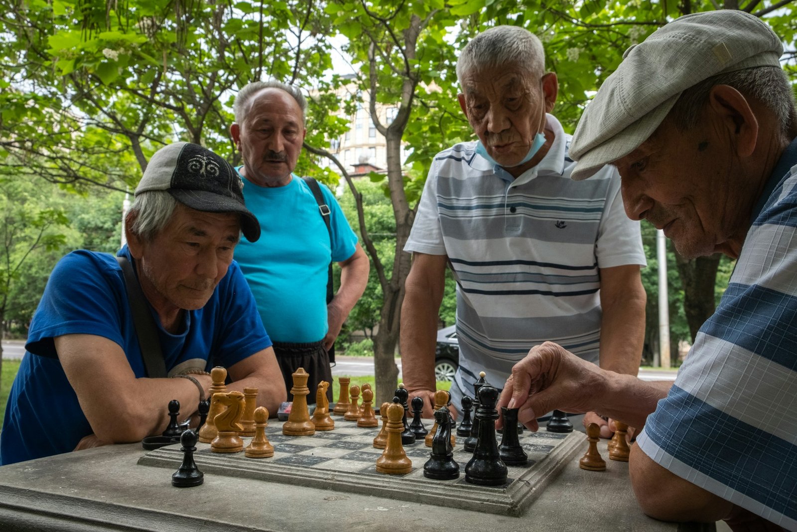 Jogos de memória para idosos: grupo de senhores jogando xadrez ao ar livre
