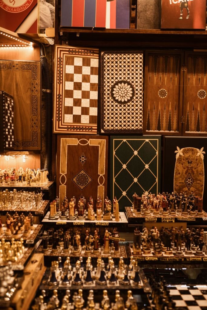 Prateleiras de uma loja especializada com tabuleiros de xadrez e gamão artesanais